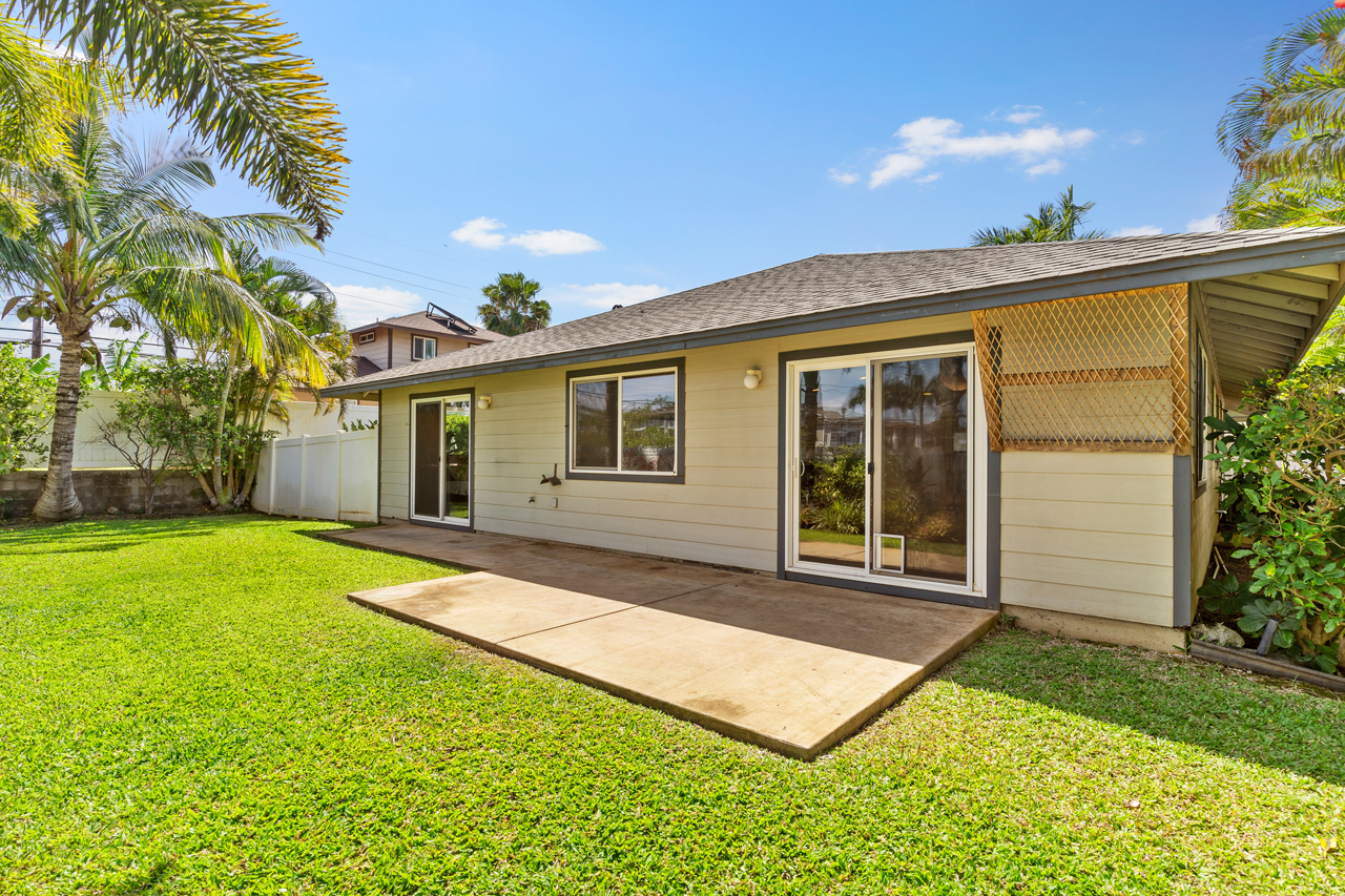 Beautifully landscaped back yard: 