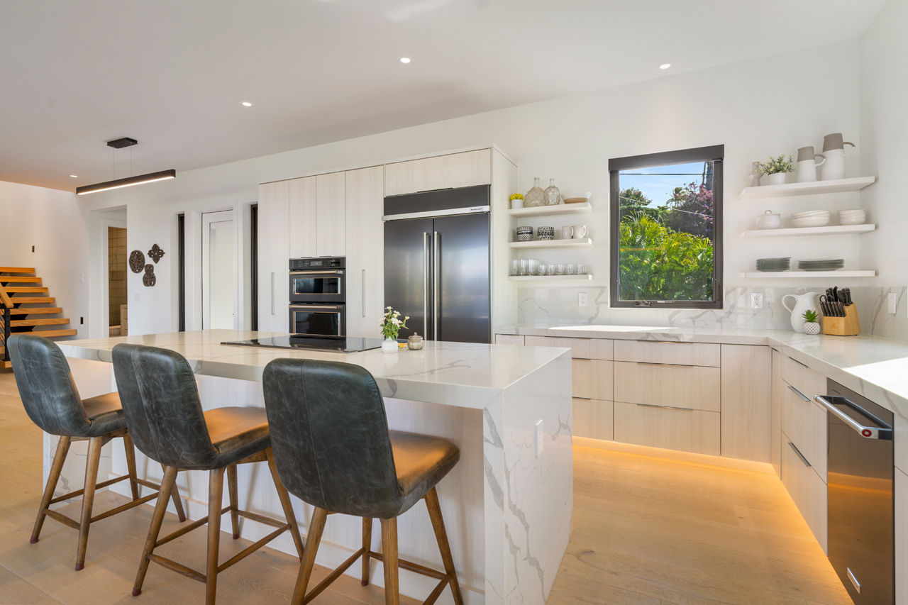 Modern & Elegant Kitchen: 