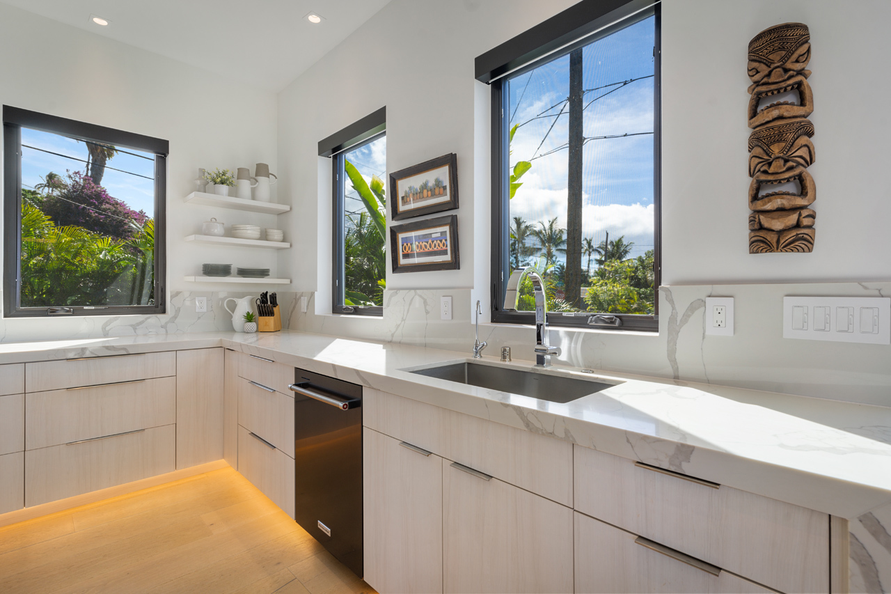 Modern & Elegant Kitchen: 