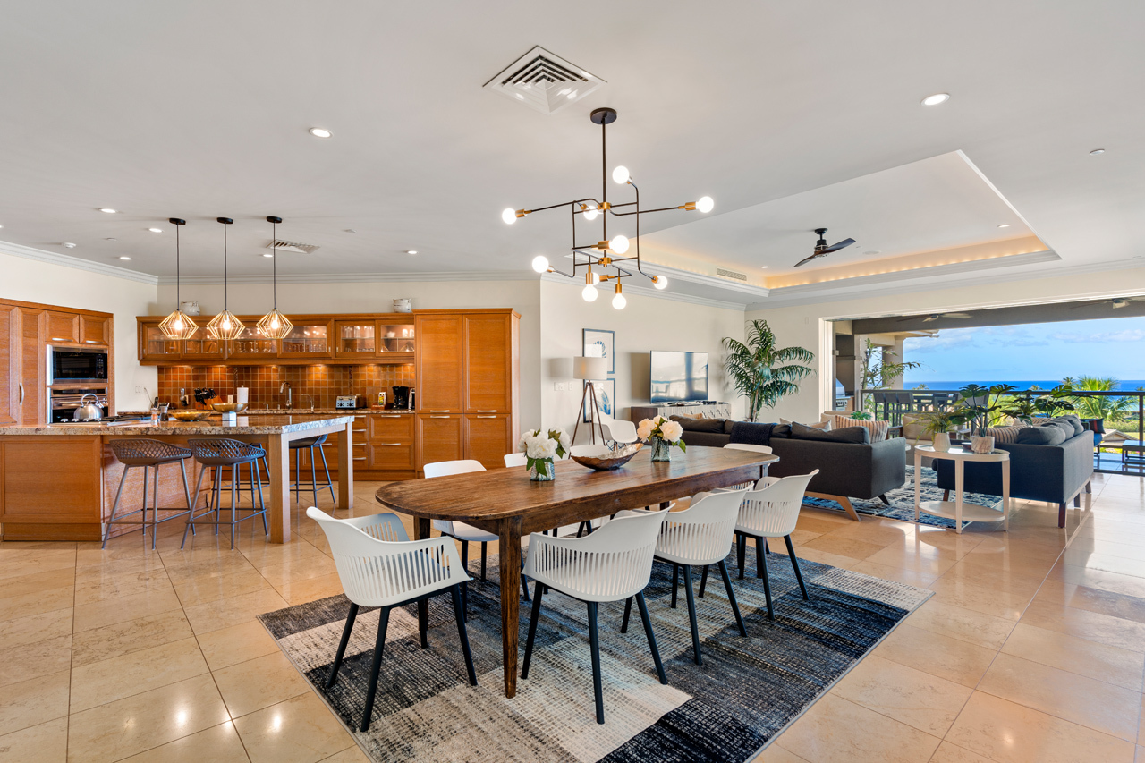 Spacious open floor plan: Dining area