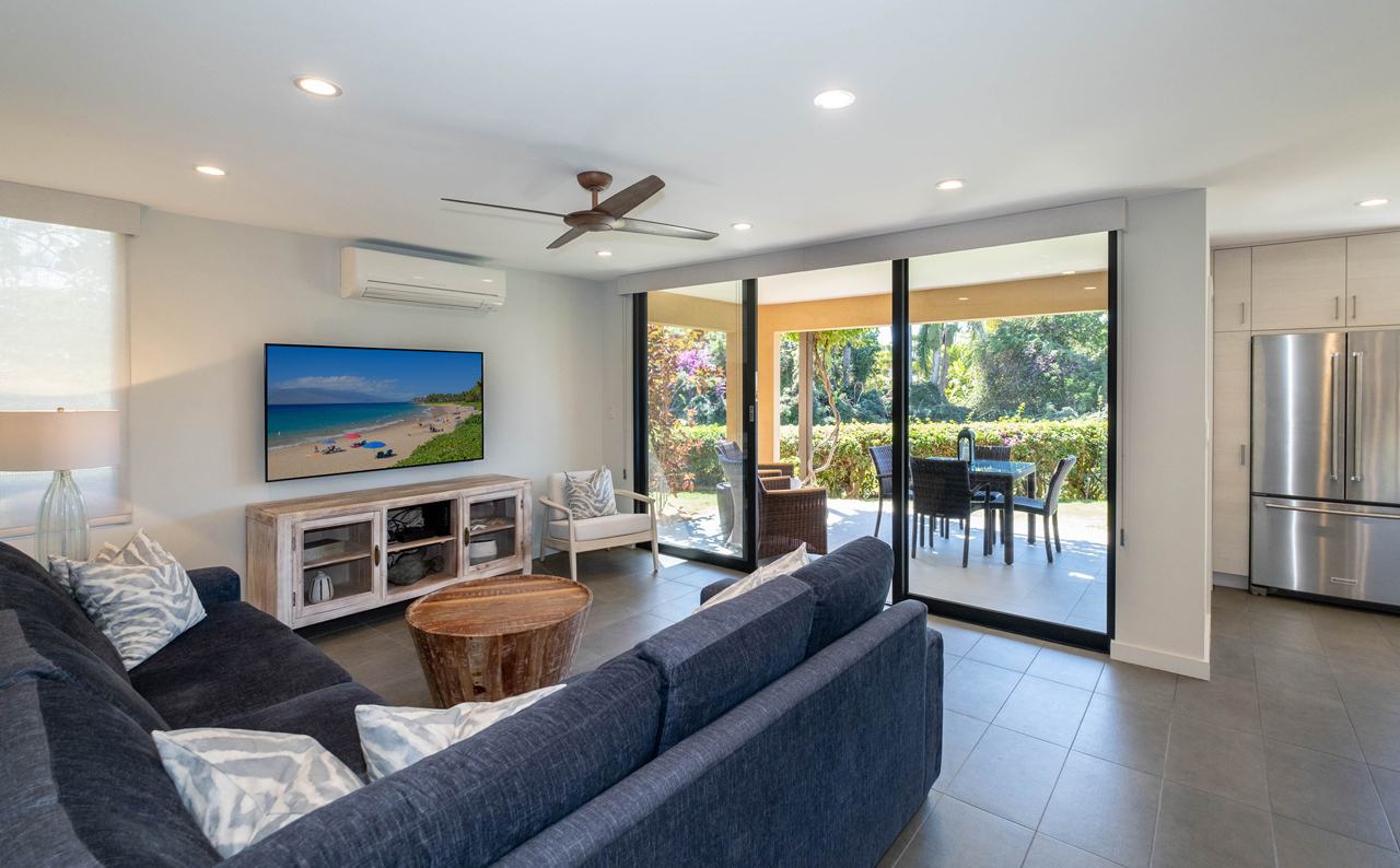 Bright & spacious living room: 