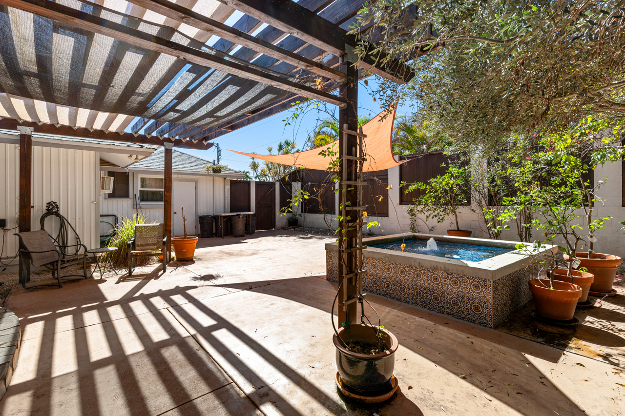 Courtyard with fountain: 