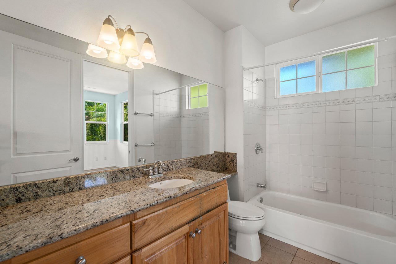 Bedroom 2 & bathroom 2: 